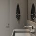 Suport ascuns pentru prosop montat sub gresie într-o baie modernă